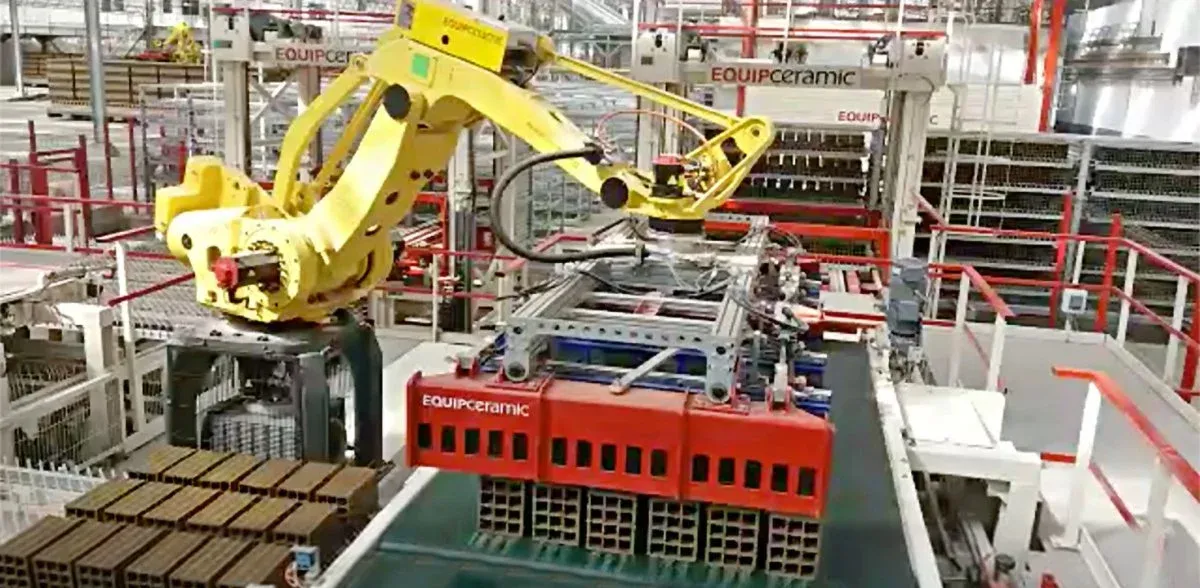 Bras robotisé sur une ligne de production industrielle.